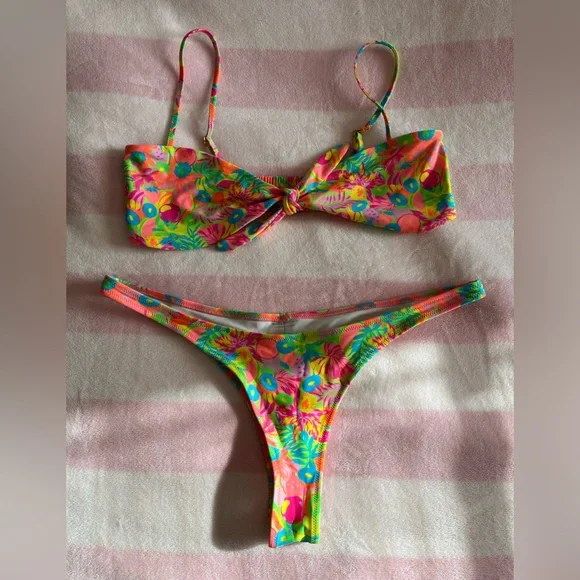 White Fox Boutique Tropicana Print Bikini and Sarong, L/XL 🍍🌺🍹 - Picture 5 of 10